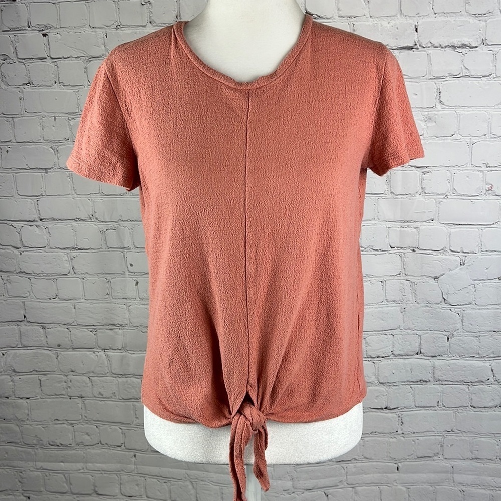 MADEWELL knot front tee with seam detailing. Salmon color, size XS